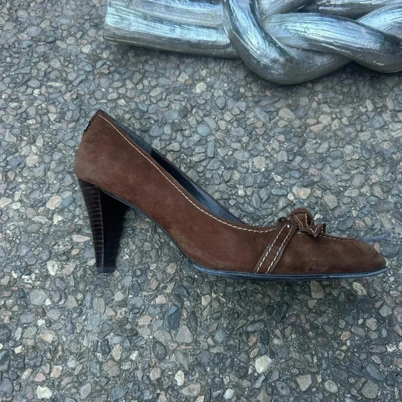 Stuart Weitzman Walnut Brown Suede Stacked Heel Pumps Bow Buckle Size 9.5 - Picture 7 of 11